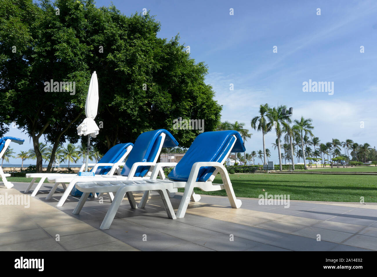 Vacances d'été reposantes avec bain le lit près d'une d'un resort beach hotel. Banque D'Images