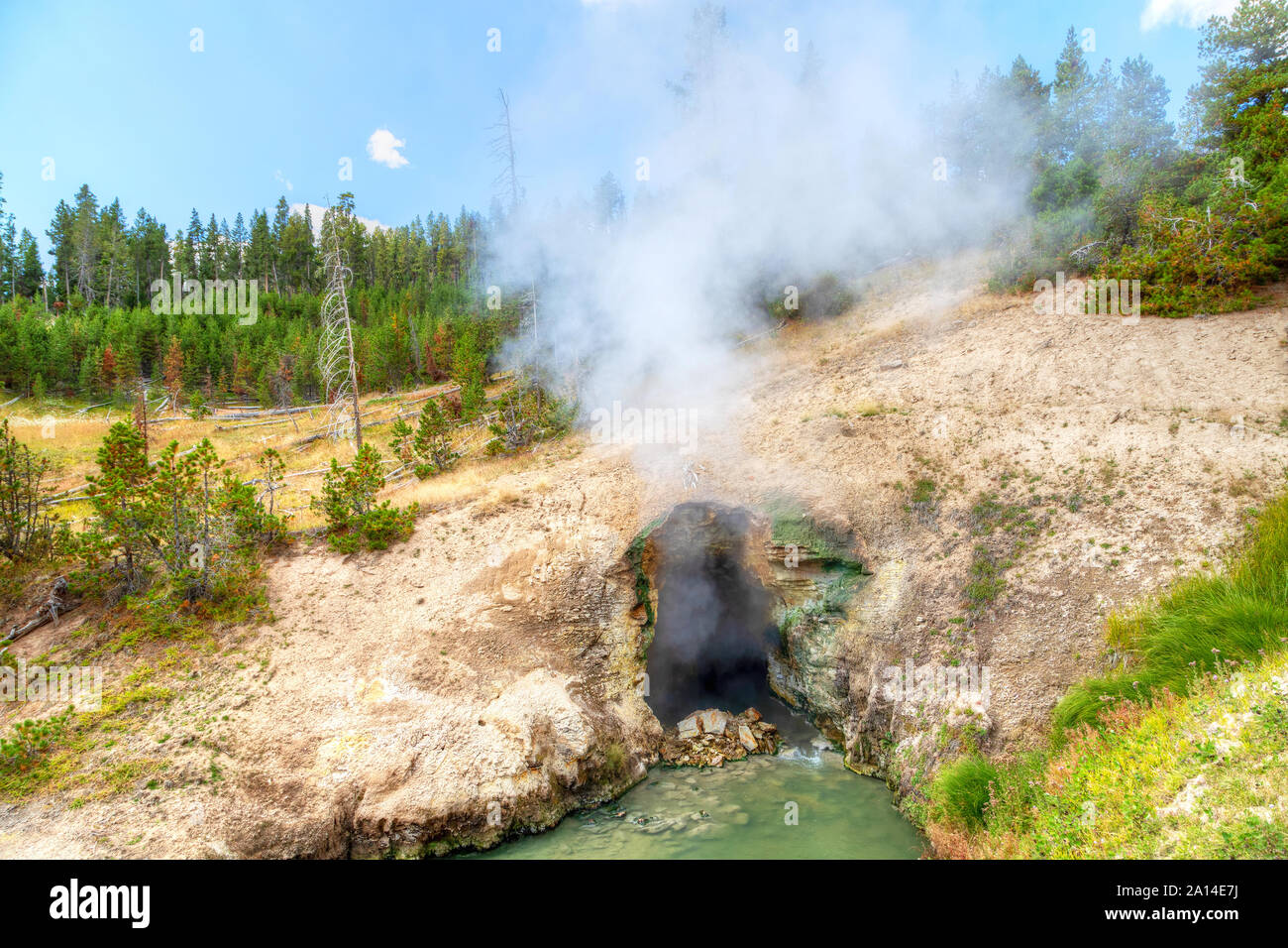 La vapeur s'élève de la bouche du Dragon caverne de printemps au Parc National de Yellowstone dans le Wyoming, États-Unis. Banque D'Images
