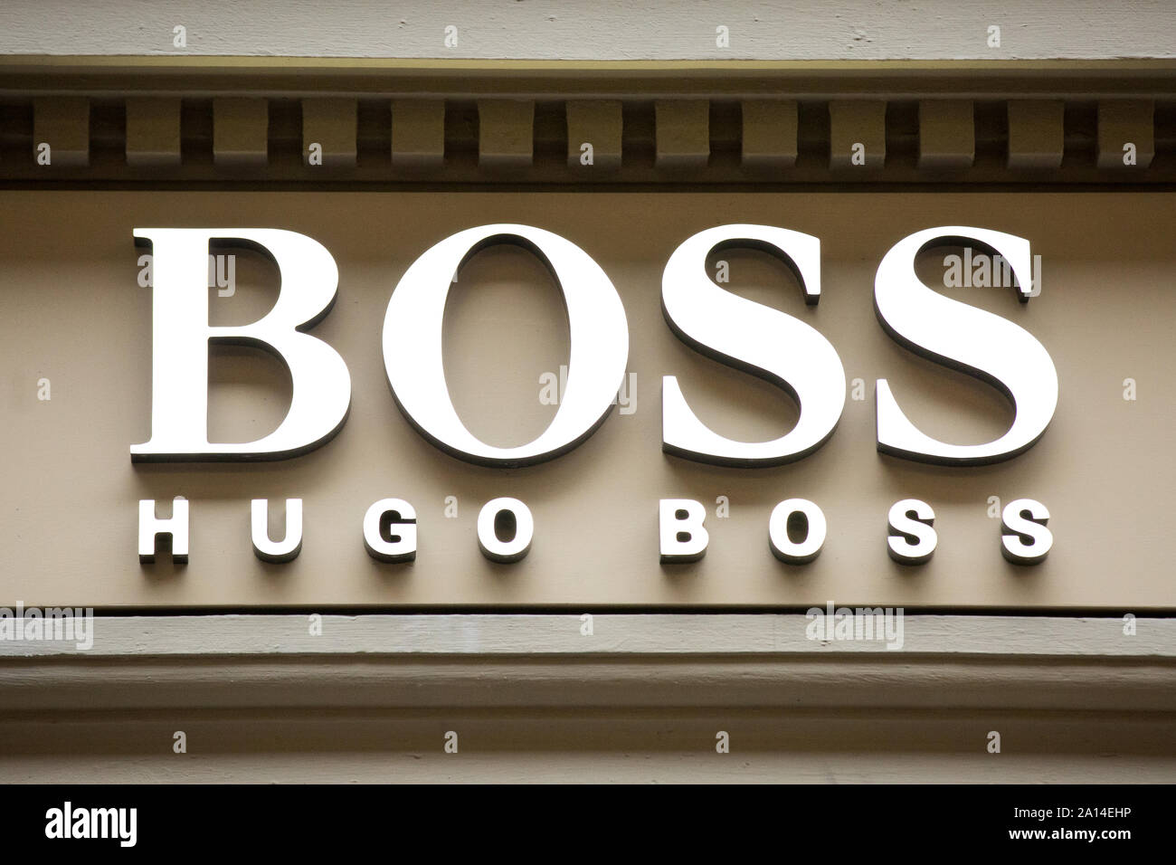 Logo Hugo Boss vu de Göteborg. Hugo Boss AG, souvent conçu comme patron,  est une maison de mode de luxe basé à Metzingen, en Allemagne Photo Stock -  Alamy