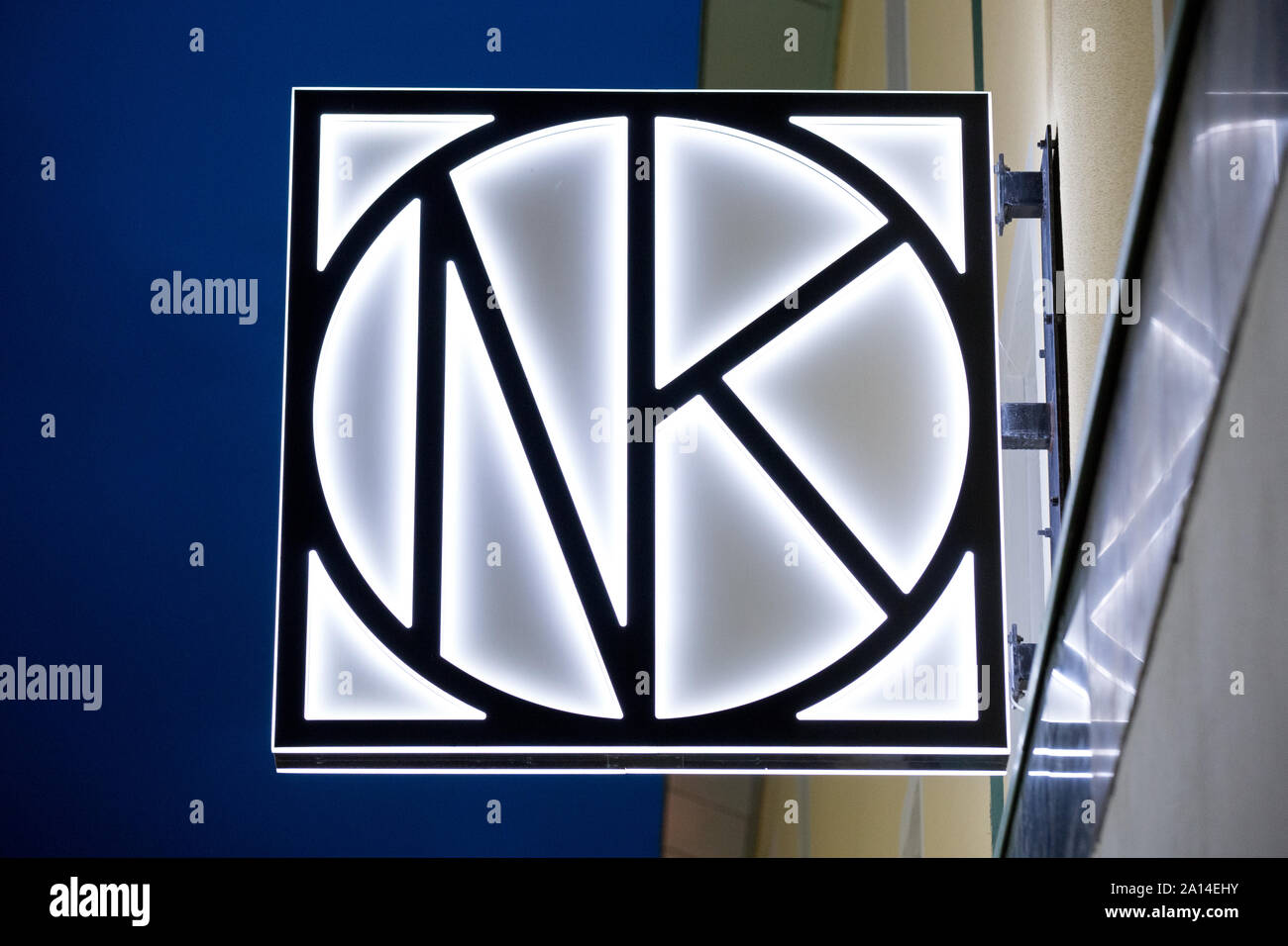 Logo NK vu à Gothenburg.Nordiska Kompaniet est le nom de deux magasins situés à Stockholm et Göteborg, Suède. Banque D'Images