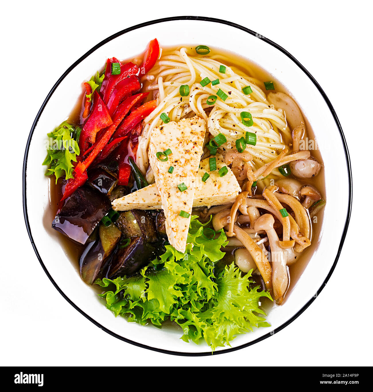 Asian vegan nouilles potage au tofu, fromage et champignons shimeji aubergines frites dans un bol sur fond blanc. Vue d'en haut Banque D'Images