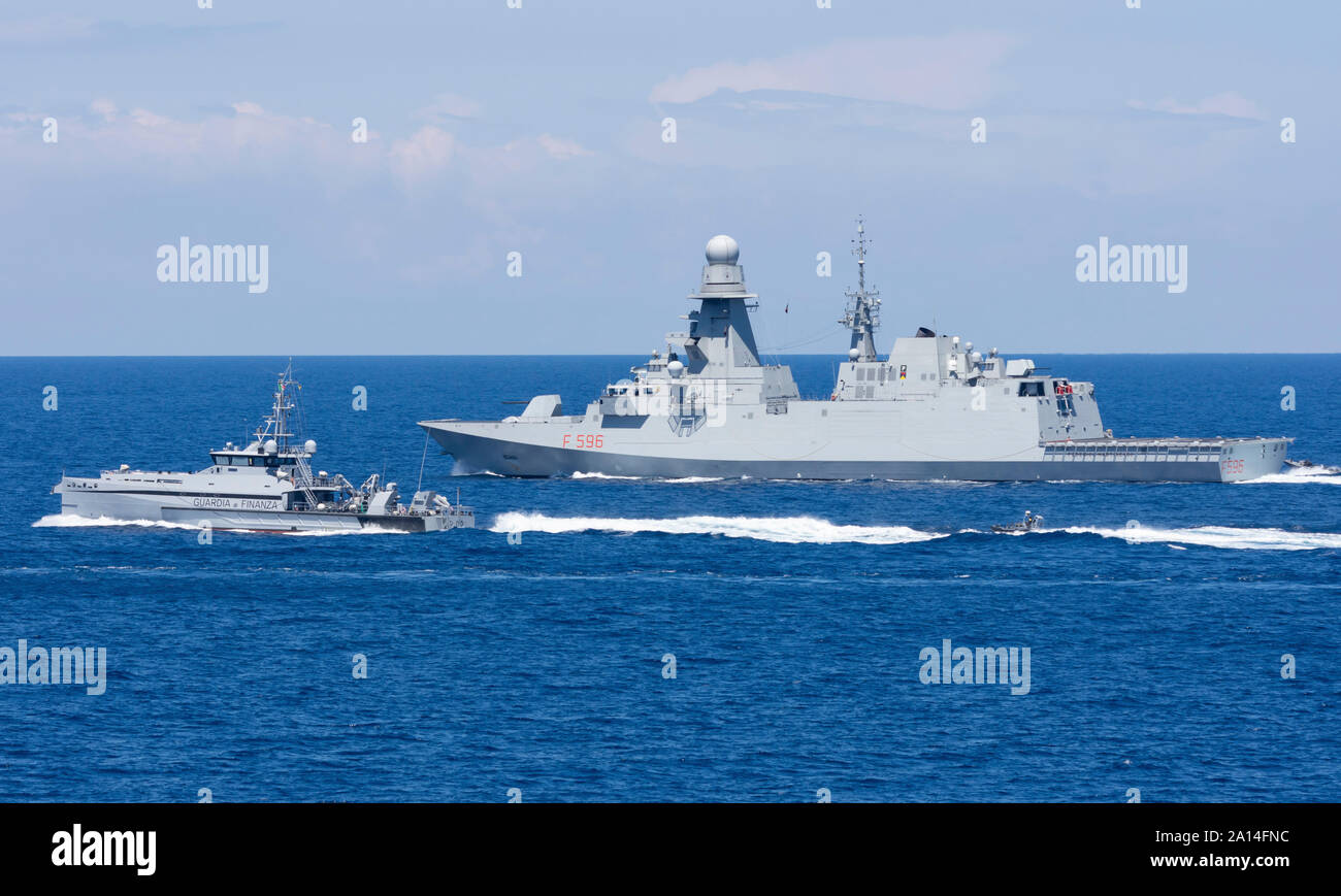 Frégate FREMM de la Marine italienne Martinengo et le patrouilleur ...