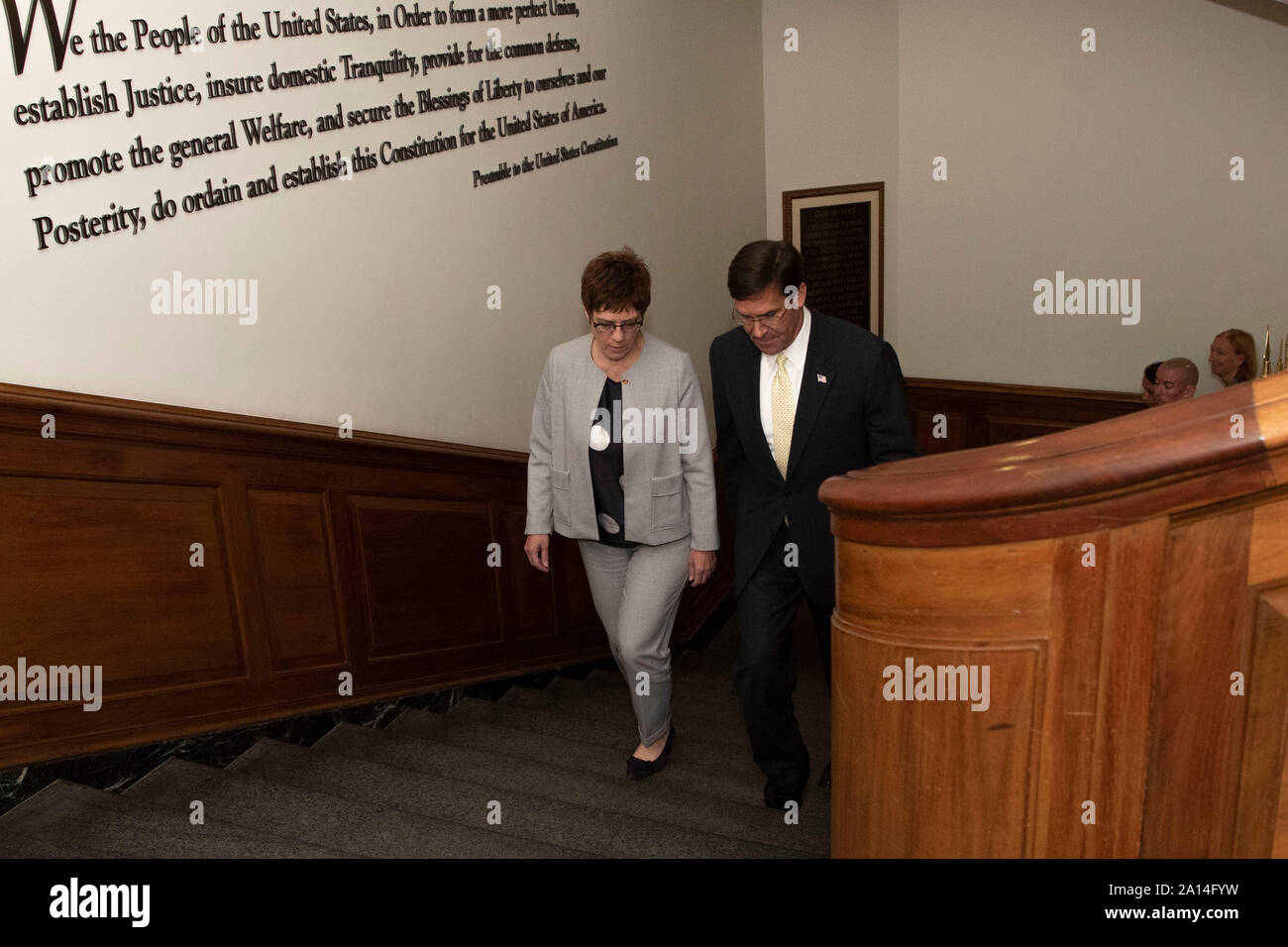 Le secrétaire américain à la défense, le Dr Mark T. Esper héberge le Ministre allemand de la Défense Annegret Kramp-Karrenbauer pour un honneur de bouclage et de réunion bilatérale, au Pentagone, Washington, D.C., 23 septembre 2019. (DoD photo par Lisa Ferdinando) Banque D'Images