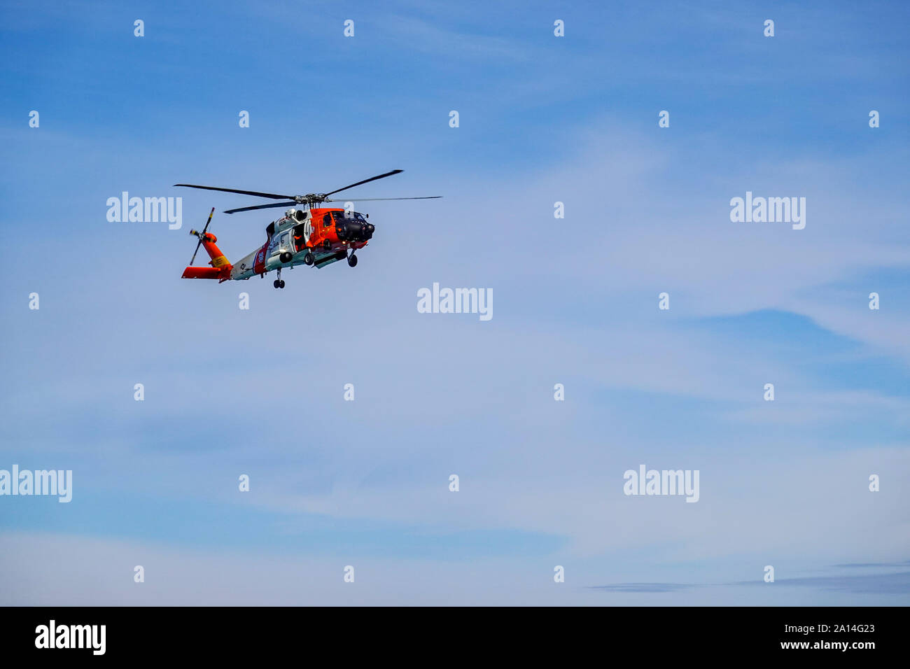 Alaska/USA le 11 septembre/19:Un hélicoptère de la Garde côtière des États-Unis d'effectuer une évacuation médicale d'un navire de croisière passager. Banque D'Images