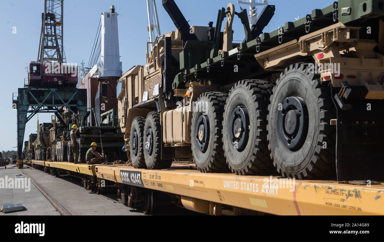 U.S. Marine Corps de véhicules II Marine Expeditionary Force sont montées sur chariots ferroviaires durant les activités de transport ferroviaire dirigé par Marines du 2e Bataillon de soutien du transport, de la logistique de combat 2, 2e Régiment de Marine Logistics Group à Morehead City, Caroline du Nord, le 20 septembre 2019. Les Marines du 2e BST chargé de véhicules sur des charrettes de train à transporter pour une utilisation dans un exercice de guerre massive 1-20. (U.S. Marine Corps photo par le Cpl. Scott Jenkins) Banque D'Images