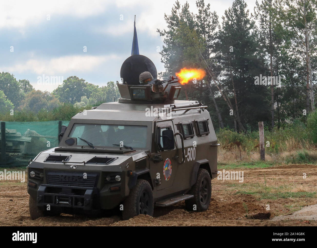 Le personnel affecté à la garde de l'État du ministère de l'Ukraine de fournir un tir d'appui lors de leur manifestation pour visiteurs distingués dans le cadre de Combat Rapide à Trident 2019 Center-Yavoriv la formation, le 20 septembre 2019. Banque D'Images