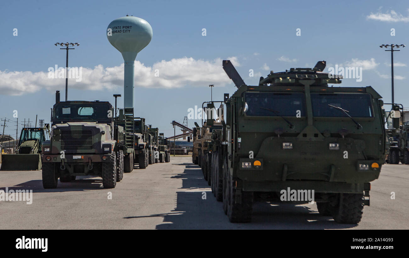 U.S. Marine Corps de véhicules II Marine Expeditionary Force sont mis en scène dans un grand nombre d'être placé sur les chariots ferroviaires durant les activités de transport ferroviaire dirigé par Marines du 2e Bataillon de soutien du transport, de la logistique de combat 2, 2e Régiment de Marine Logistics Group à Morehead City, Caroline du Nord, le 20 septembre 2019. Les Marines du 2e BST chargé de véhicules sur des charrettes de train à transporter pour une utilisation dans un exercice de guerre massive 1-20. (U.S. Marine Corps photo par le Cpl. Scott Jenkins) Banque D'Images