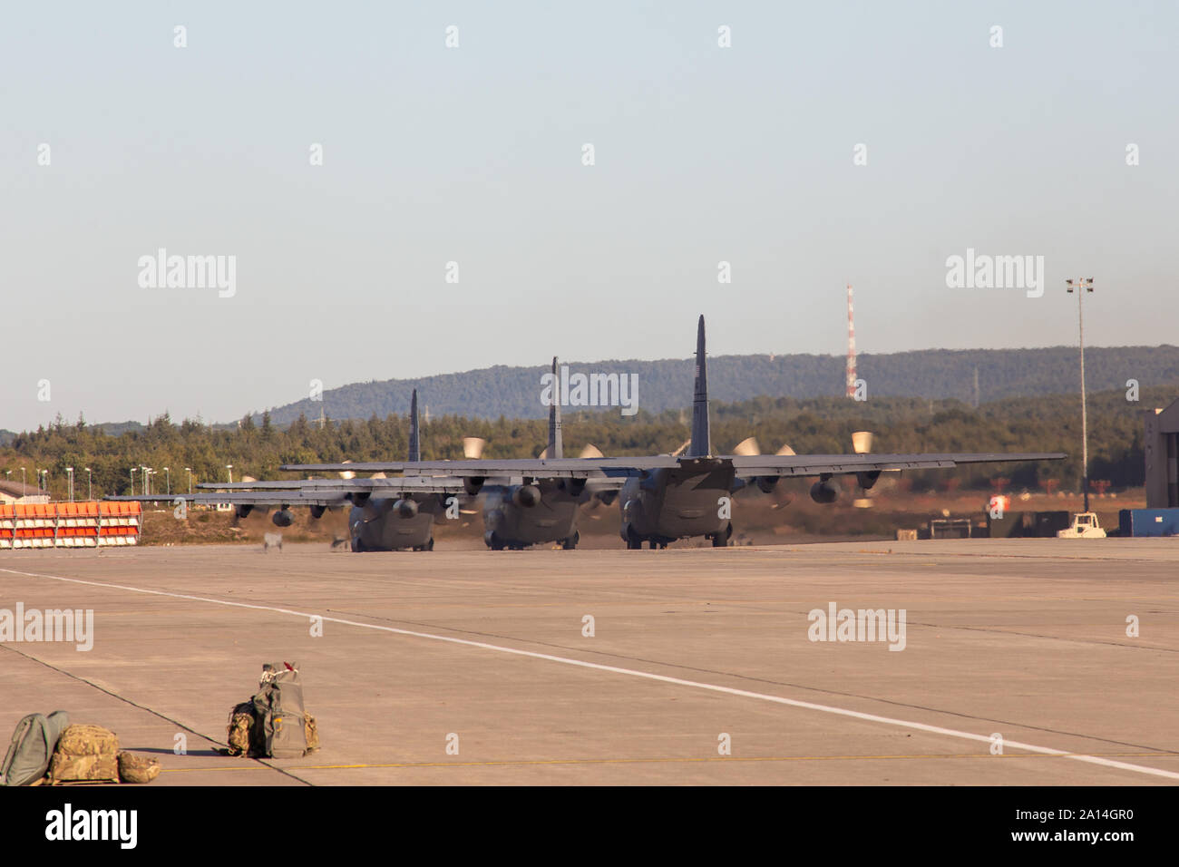 U.S. Air Force C-130 Hercules aligner en préparation de mission aéroportée pendant la sortie 19 Sabre, à Ramstein Air Base, Allemagne, Septembre 18, 2019. SJ19 est un exercice impliquant près de 5 400 participants de 16 pays partenaires et allié à l'armée américaine et les secteurs d'entraînement Grafenwoehr Hohenfels, 3 septembre au 30 septembre 2019. SJ19 est conçu pour évaluer l'état de préparation de l'infanterie de l'armée américaine 173e Brigade aéroportée d'exécuter des opérations terrestres dans le cadre d'un combiné, l'environnement et à promouvoir l'interopérabilité avec les alliés et les pays partenaires. (U.S. Air National Guard photo de Tech. Banque D'Images