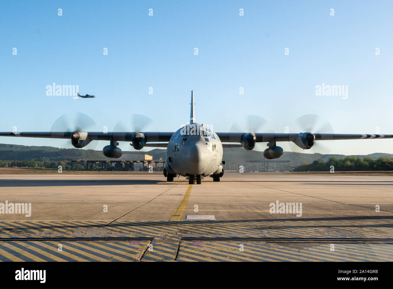Un U.S. Air Force C-130 Hercules affecté à la 123e Airlift Wing, New York Air National Guard, commence ses moteurs avant une mission aéroportée, lors de la jonction 19 Sabre, à Ramstein Air Base, Allemagne, Septembre 18, 2019. SJ19 est un exercice impliquant près de 5 400 participants de 16 pays partenaires et allié à l'armée américaine et les secteurs d'entraînement Grafenwoehr Hohenfels, 3 septembre au 30 septembre 2019. SJ19 est conçu pour évaluer l'état de préparation de l'infanterie de l'armée américaine 173e Brigade aéroportée d'exécuter des opérations terrestres dans le cadre d'un combiné, l'environnement et de promouvoir l'interopérabilité avec les particip Banque D'Images