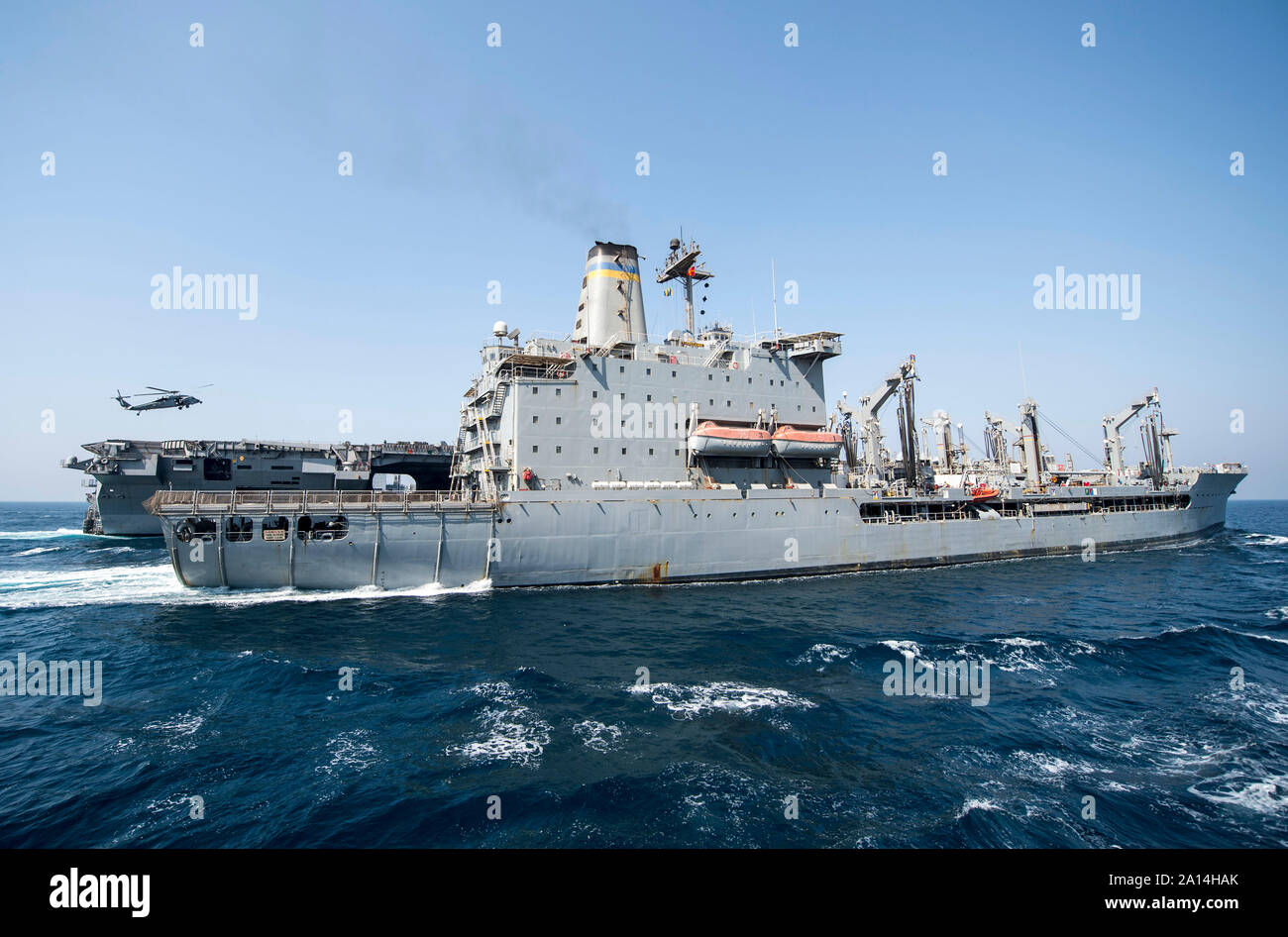 USS George H. W. Bush effectue un ravitaillement en mer avec l'USNS Tippecanoe. Banque D'Images
