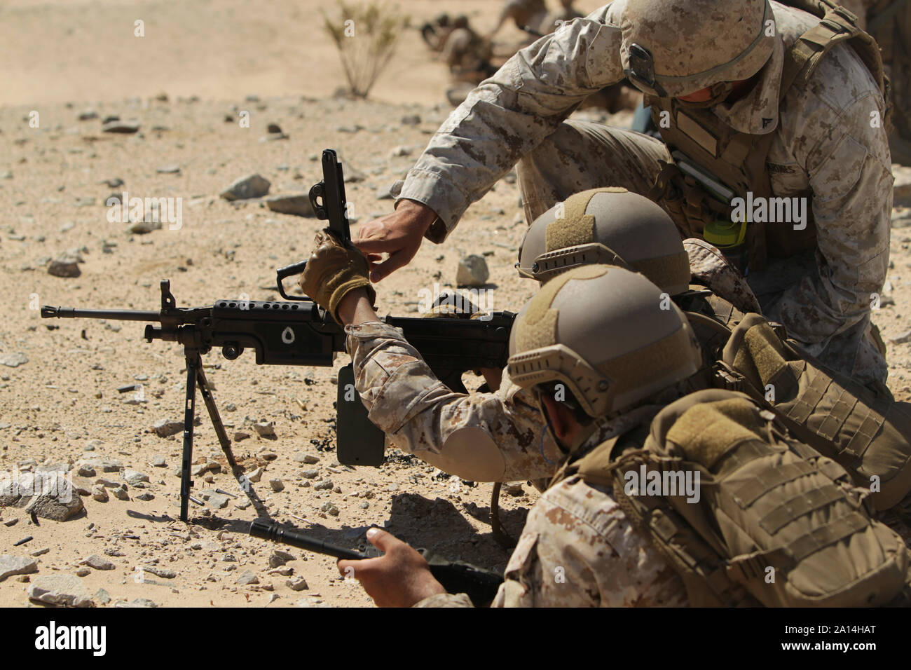 U.S. Marine montre un soldat des Émirats arabes pour supprimer un M249. Banque D'Images