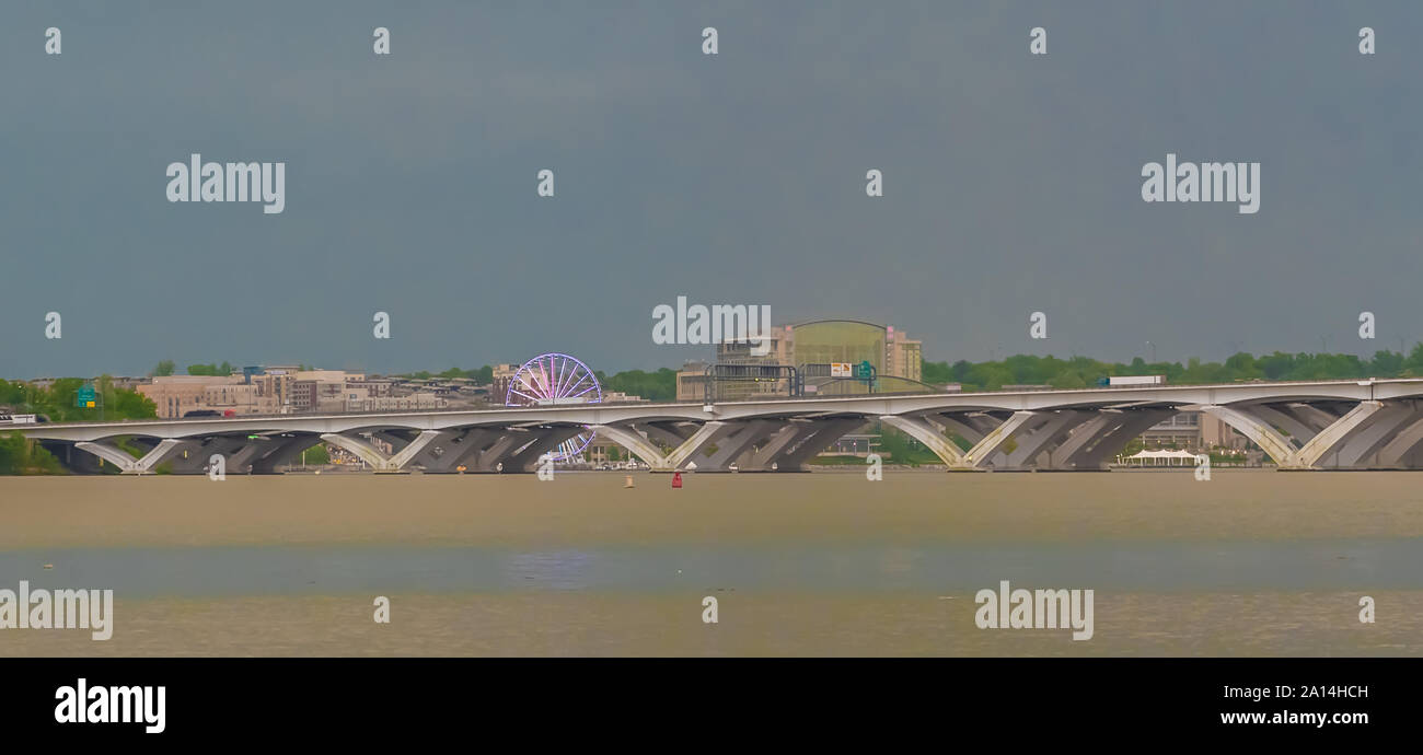 Grande roue à côté du pont de ciment dans le Maryland, vu d'Alexandria en Virginie Banque D'Images