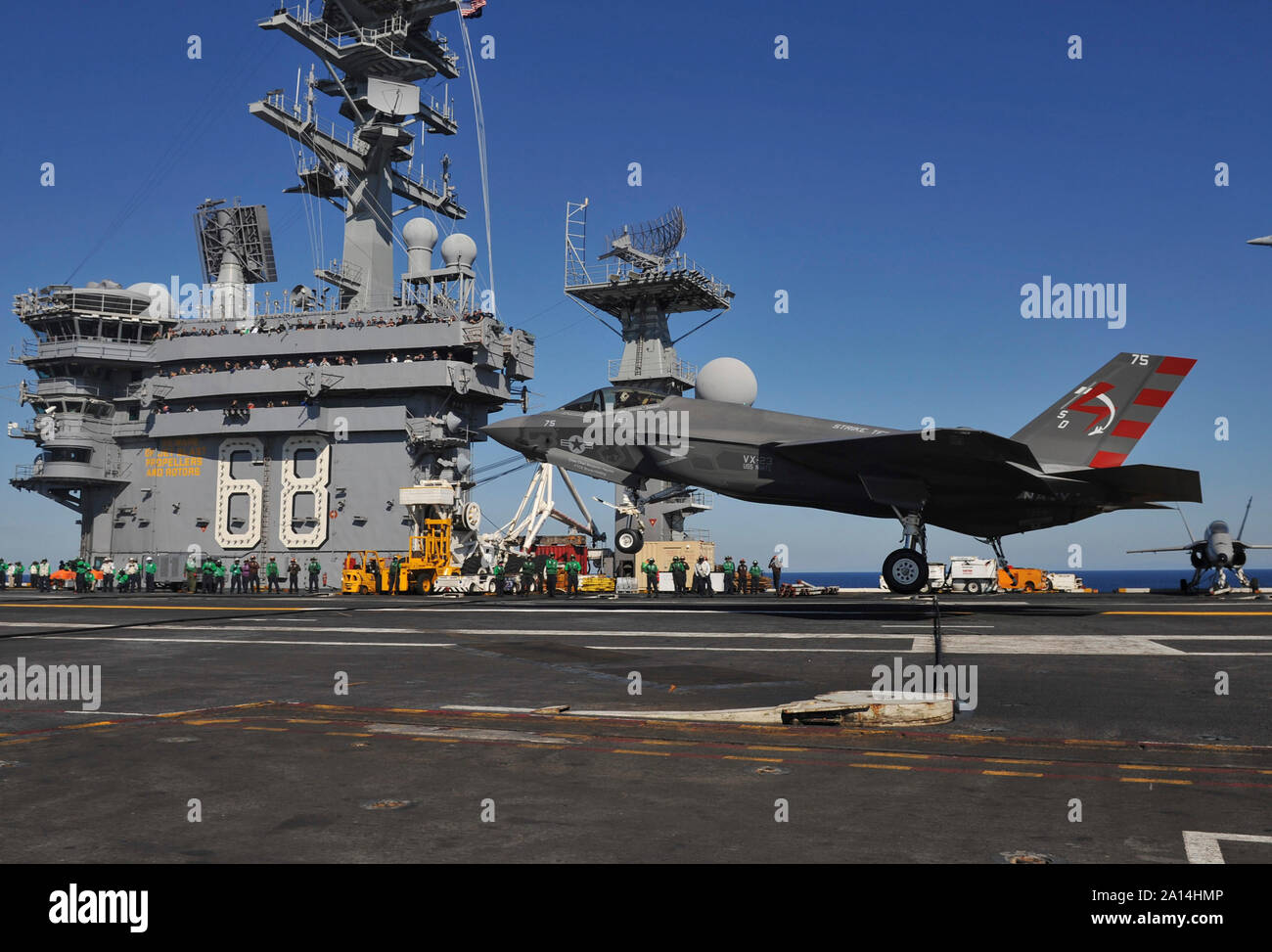 Un F-35C Lightning II variante transporteur fait un atterrissage arrêté à bord d'USS Nimitz. Banque D'Images