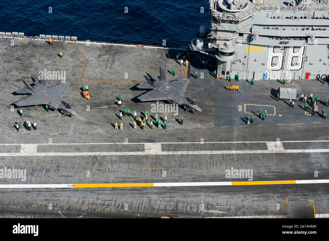 C F-35 Lightning II Joint Strike fighters protégé sur l'envol du USS Nimitz. Banque D'Images