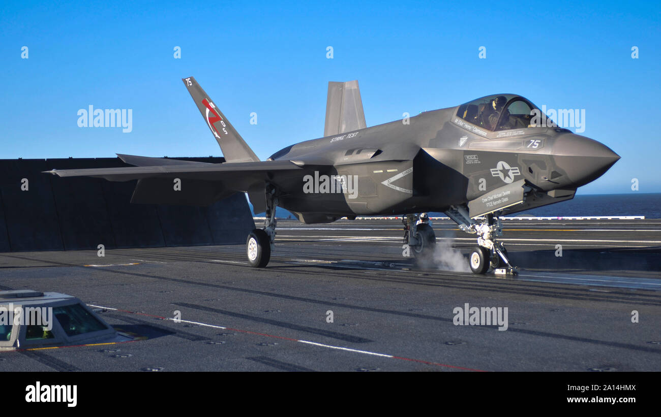 Un F-35C Lightning II Joint strike fighter lance de l'USS Nimitz. Banque D'Images