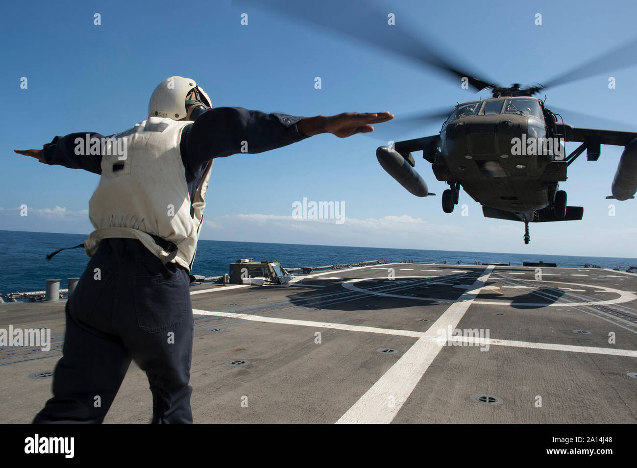 Un UH-60L Black Hawk est guidé pour l'envol du USS Kauffman. Banque D'Images