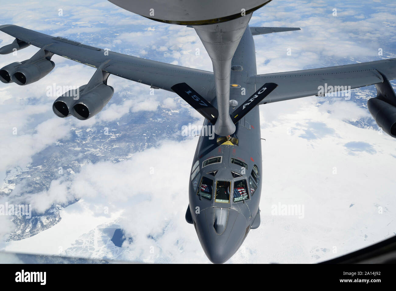 Un B-52H Stratofortress reçoit le combustible dans un KC-135R Stratotanker. Banque D'Images