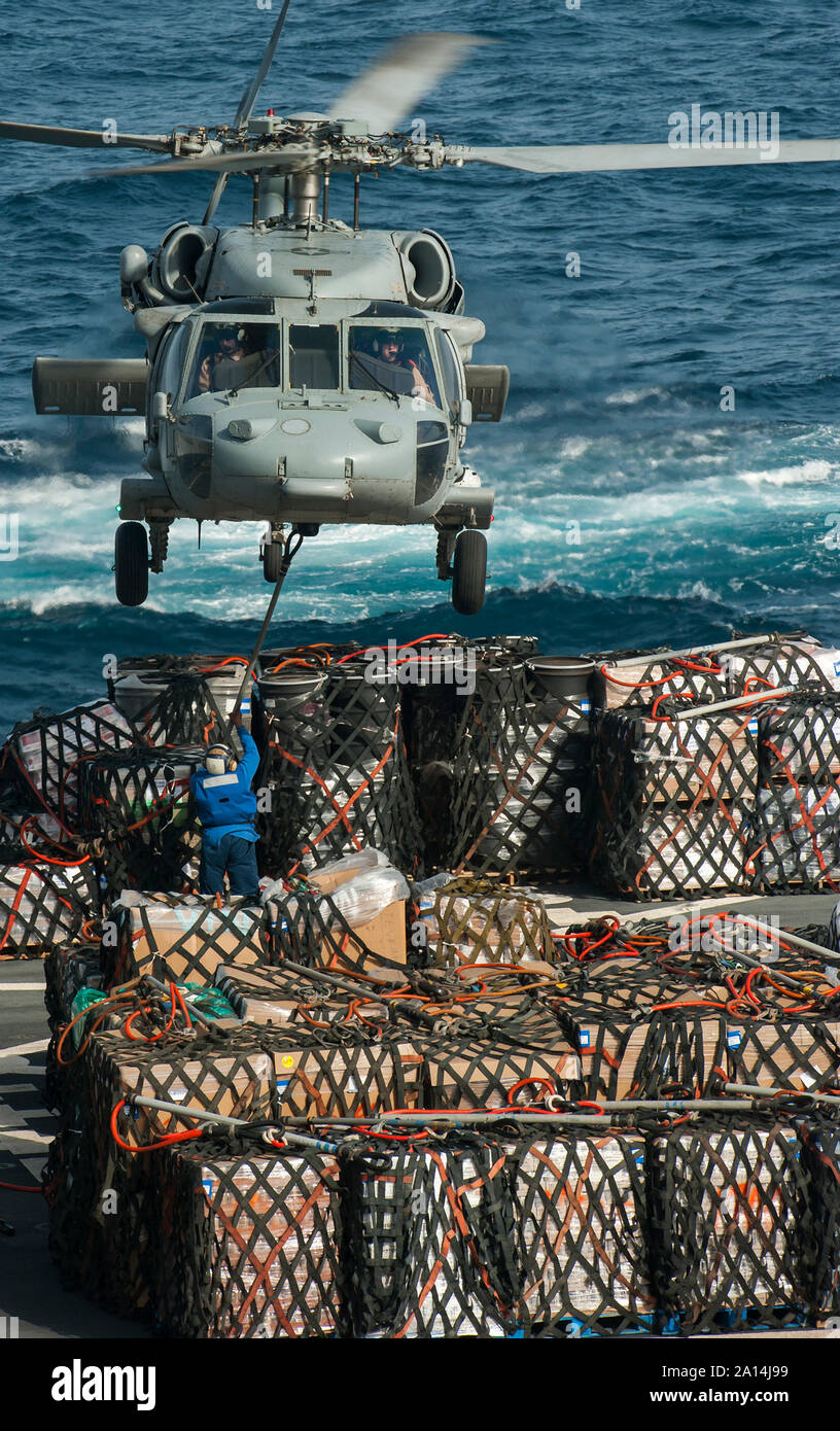 Un hélicoptère MH-60S Seahawk transporte des fournitures. Banque D'Images