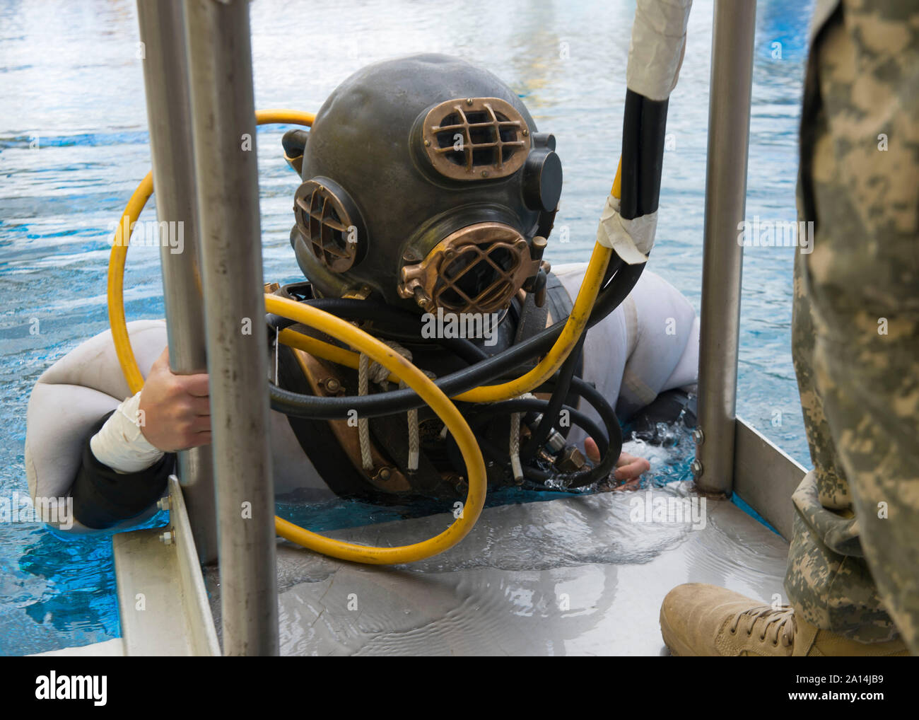 Plongeur de la marine américaine entre dans la piscine d'entraînement pour un Mark V plongée de familiarisation. Banque D'Images