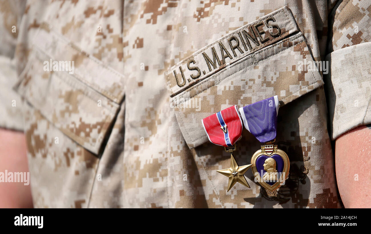 U.S. Marine porte l'étoile de Bronze et Purple Heart. Banque D'Images