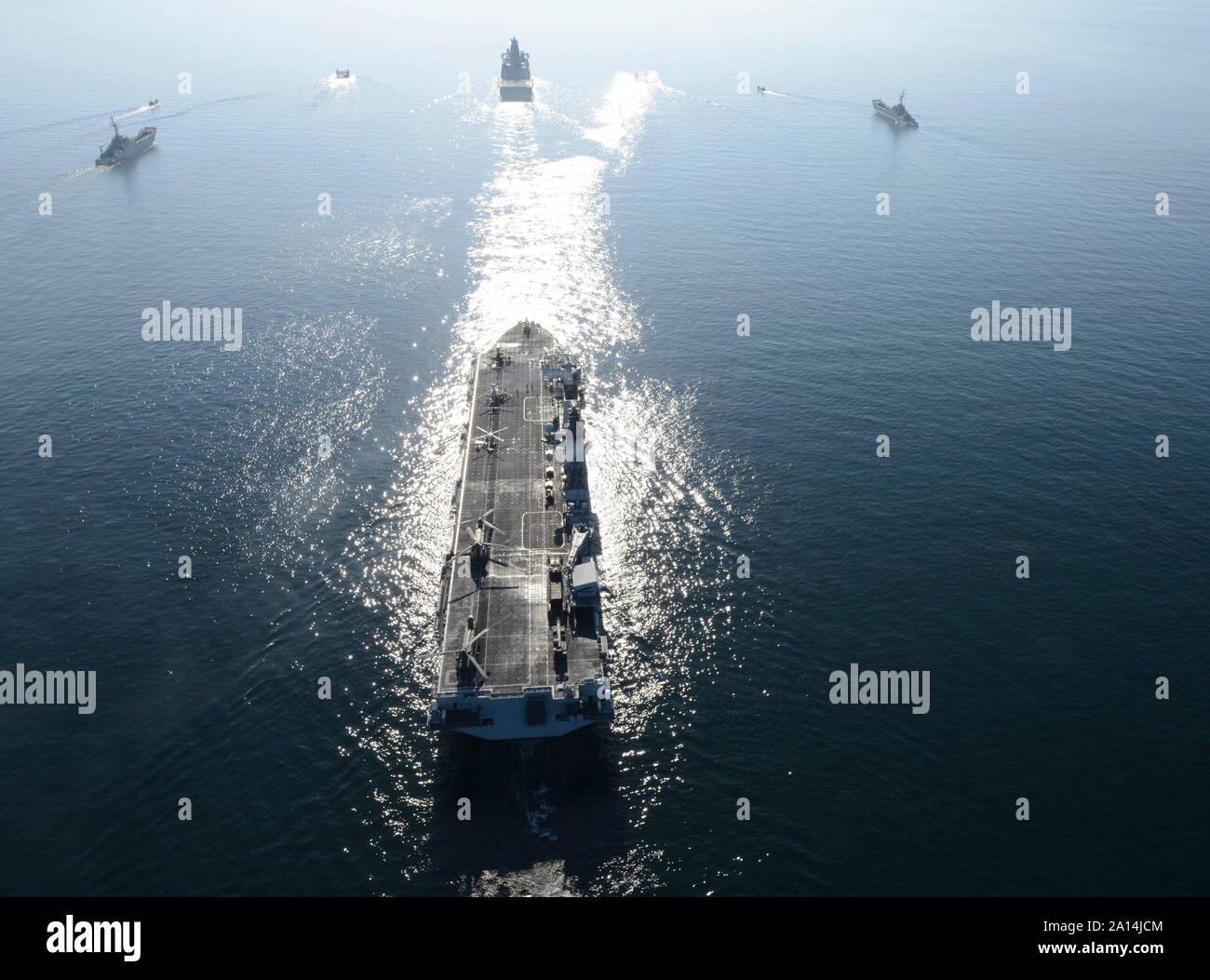 Transit des navires d'assaut amphibie en formation au large de la Suède. Banque D'Images