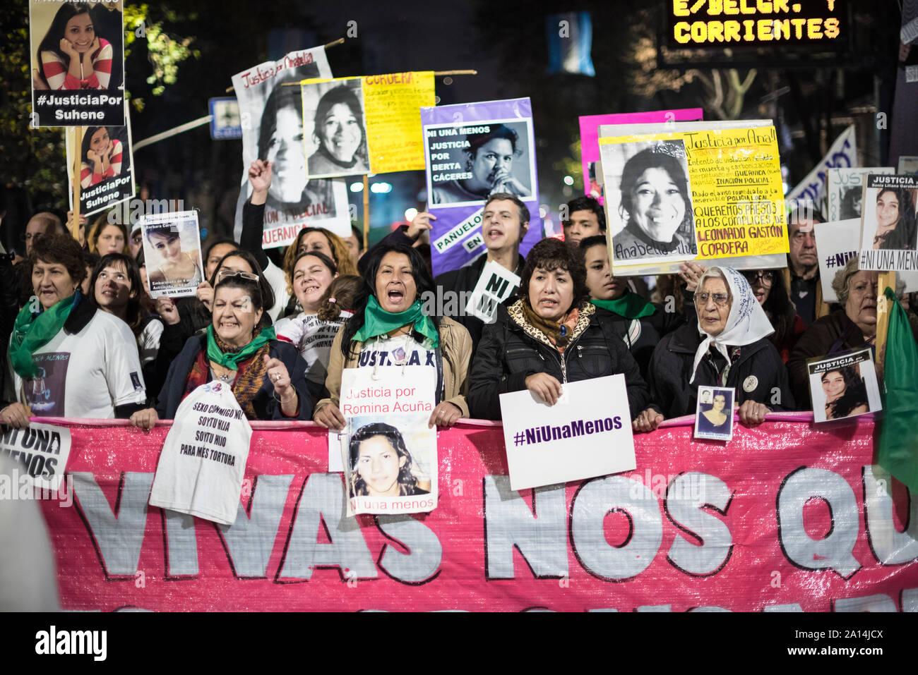 Buenos Aires, Argentine - 03 juin 2016 : démonstration féministe dans les rues de Buenos Aires. C'est le début du mouvement, pas un de moins. Banque D'Images