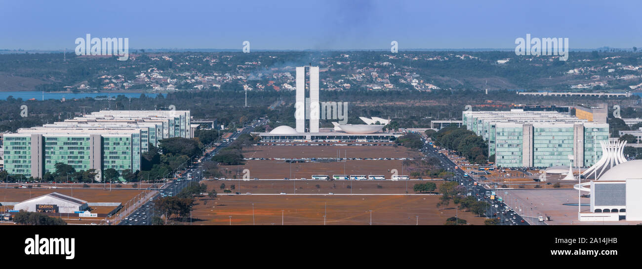 Brasilia, Brésil - 17 juin 2008 : Eixo Monumental et esplanade de Brasilia avec les ministères et le Congrès du Brésil. Vue panoramique. Banque D'Images