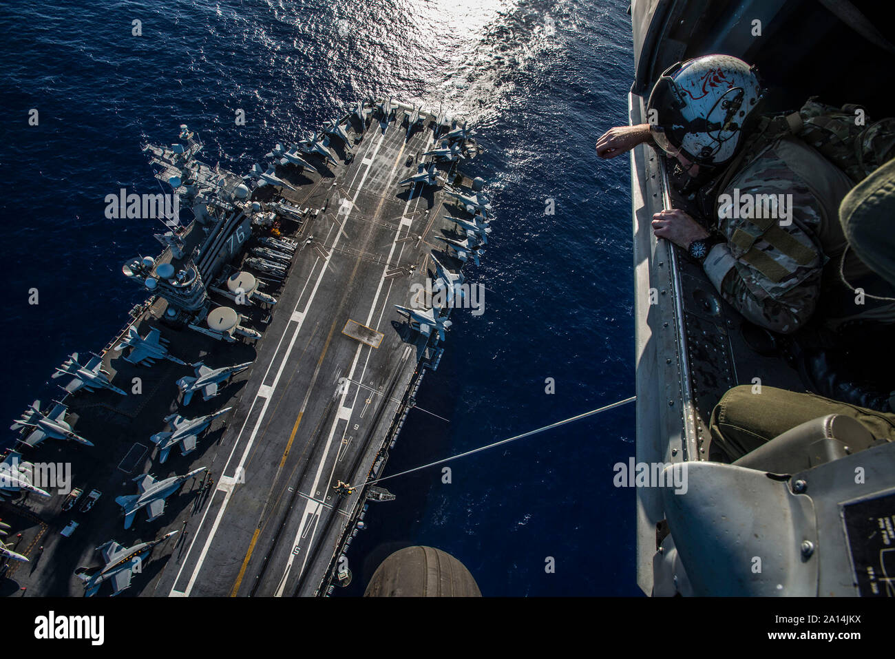 Les marins américains effectuer une patrouille spéciale de l'exercice d'insertion/extraction à bord de l'USS Ronald Reagan. Banque D'Images