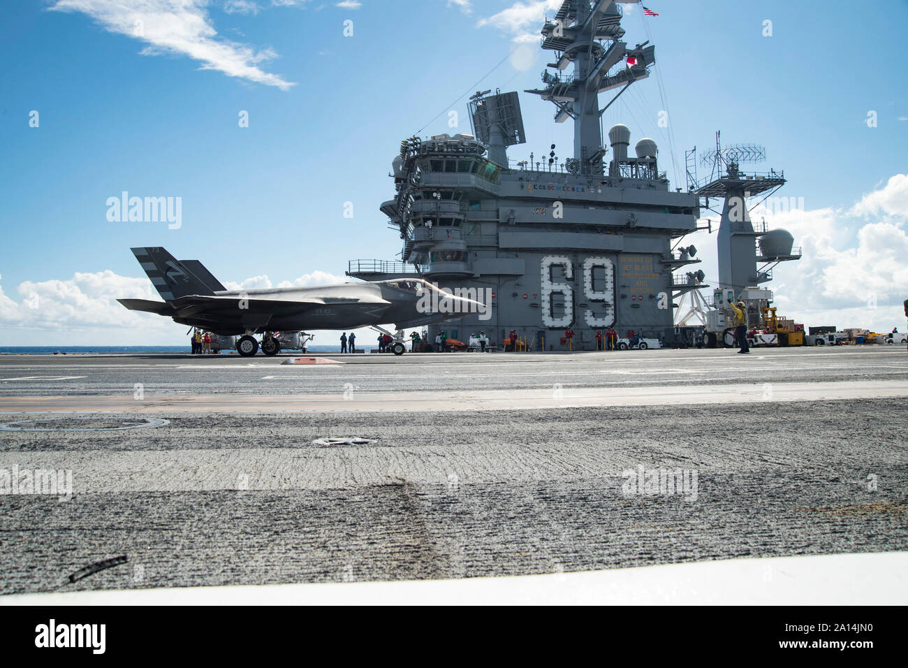 Un F-35C Lightning II le roulage à travers le poste de pilotage de l'USS Dwight D. Eisenhower. Banque D'Images