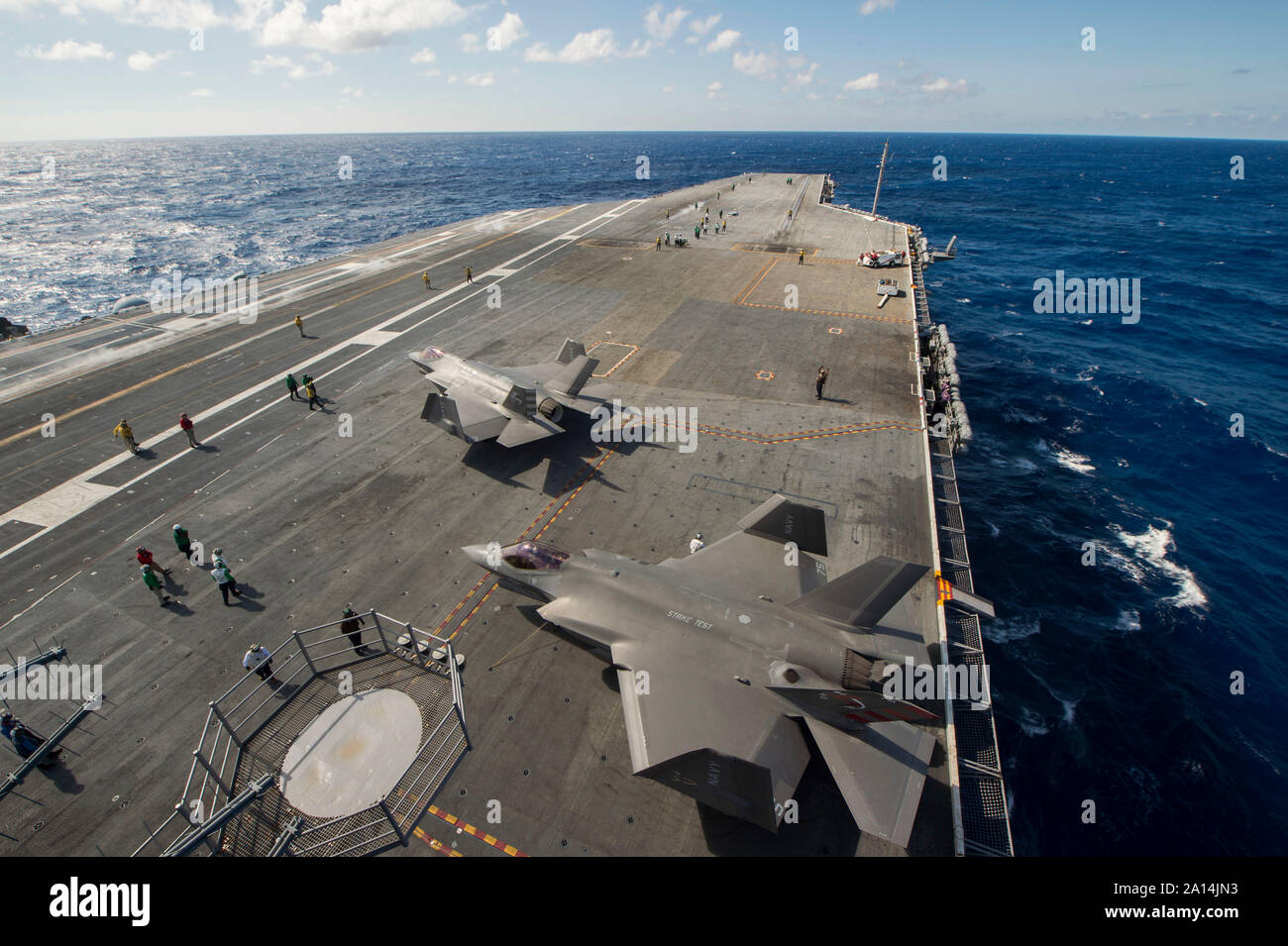 Deux F-35C Lightning II Joint Strike fighters circuler à bord de l'USS Dwight D. Eisenhower Banque D'Images