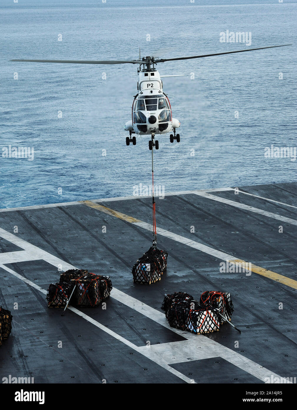 Un hélicoptère Puma SA 330 transporte des fournitures à l'USS Theodore Roosevelt. Banque D'Images