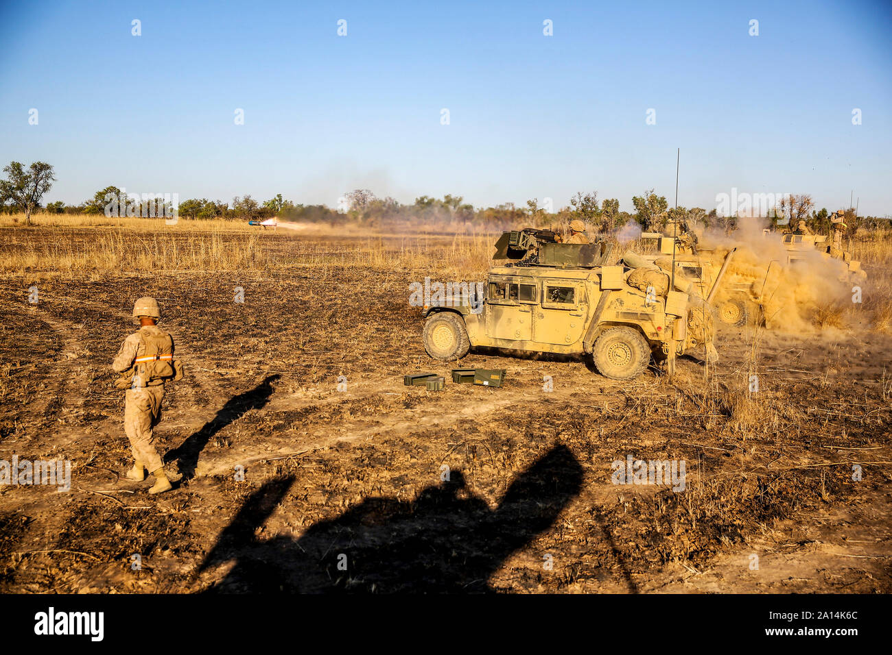 Les Marines américains de remorquage feu des missiles antichars et de mitrailleuse de calibre 50 tours. Banque D'Images