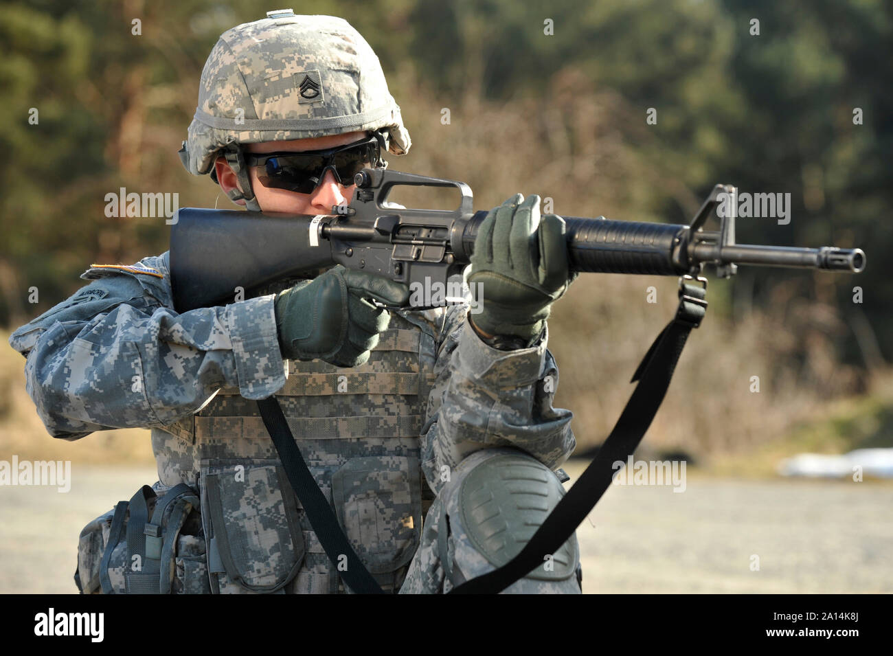 Soldat de l'armée américaine mise à zéro son fusil. Banque D'Images