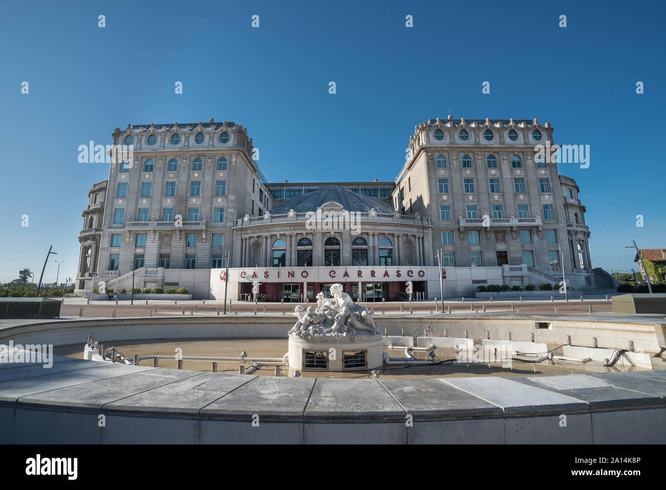 Montevideo, Uruguay - 4 mars 2016 : Vue de l'hôtel casino Carrasco par la plage à l'Est de la ville. Banque D'Images