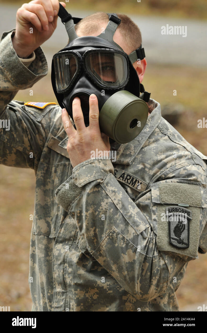 Un parachutiste de l'armée américaine met son masque de protection. Banque D'Images
