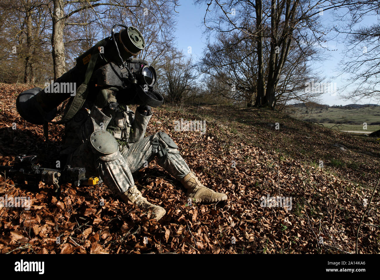 Un soldat de l'armée américaine numérise son secteur de feu avec un missile antichar Javelin. Banque D'Images
