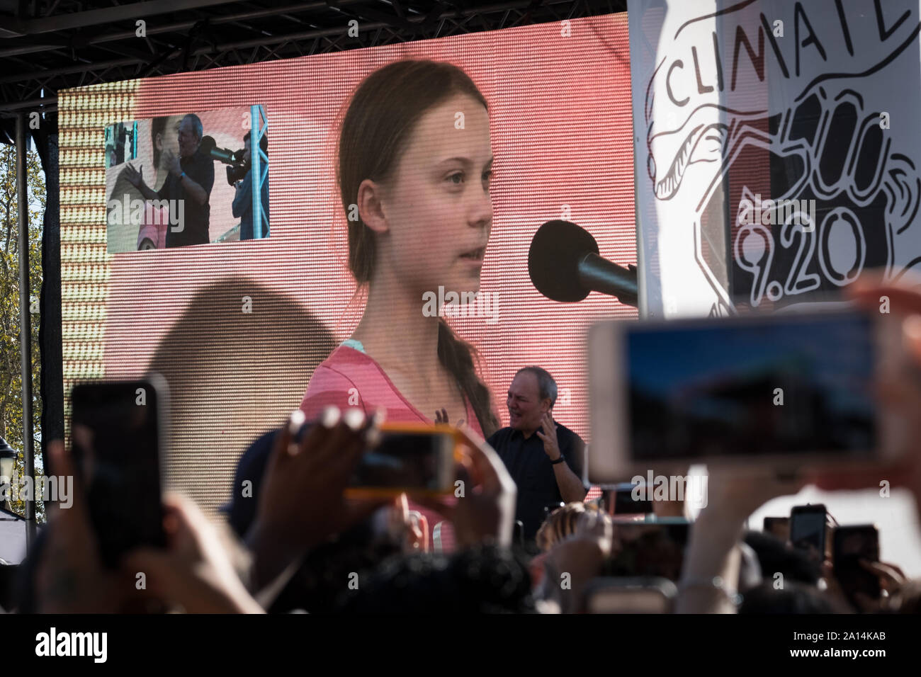 Les adolescentes s'exprime à l'activiste Greta Thunberg 2019 Grève climatique rassemblement à Battery Park à New York City Banque D'Images