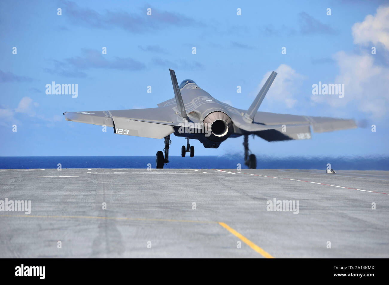 Un F-35C Lightning II lance sur le pont du USS George Washington. Banque D'Images