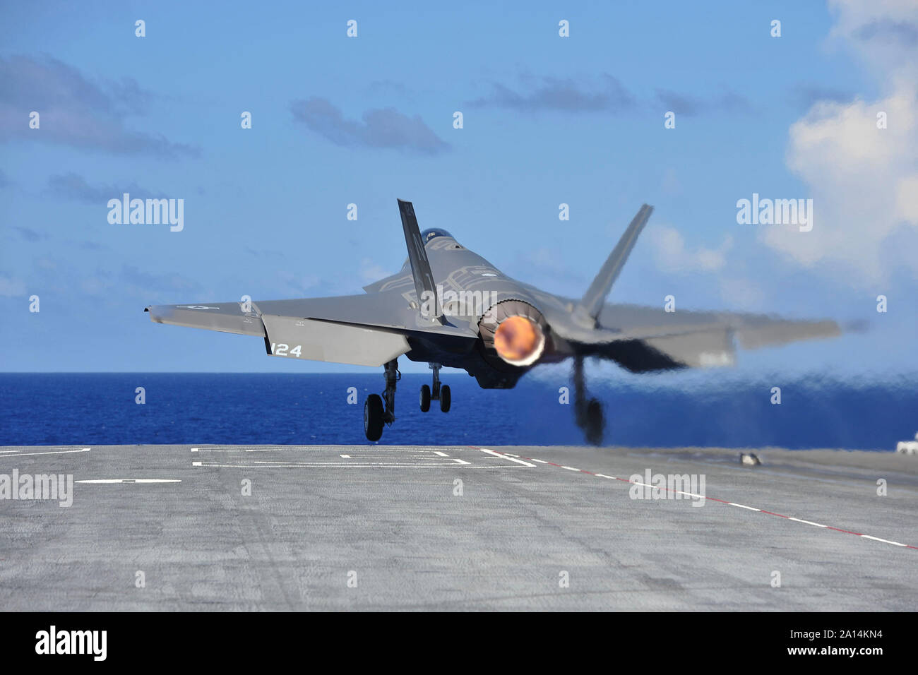 Un F-35C Lightning II lance sur le pont du USS George Washington. Banque D'Images