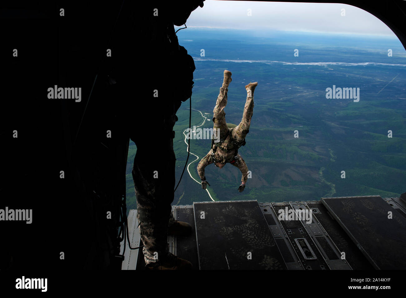 Un soldat de l'US Air Force saute hors d'un CH-47 Chinook. Banque D'Images