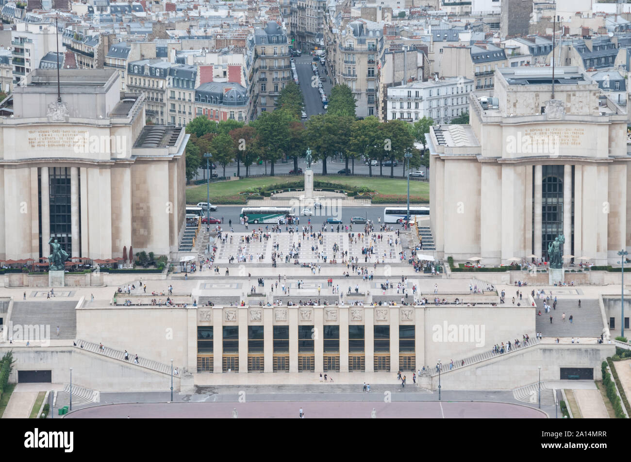 Paris, France - 7 août 2008 : la place du Trocadéro et du général Foch de la tour Eiffel Banque D'Images