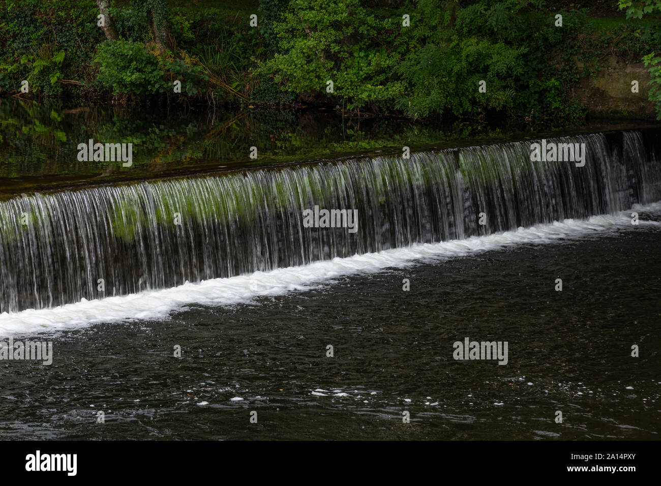 Weir sur la rivière Tavy à Tavistock, Devon Banque D'Images