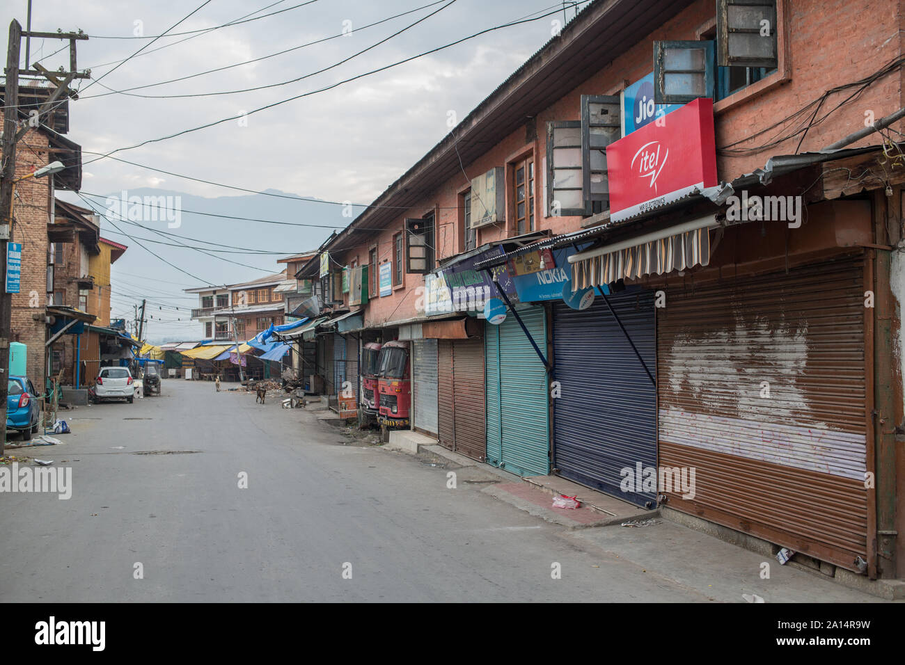 Les rues vides à Srinagar, au Cachemire, à un après-midi nuageux. Banque D'Images