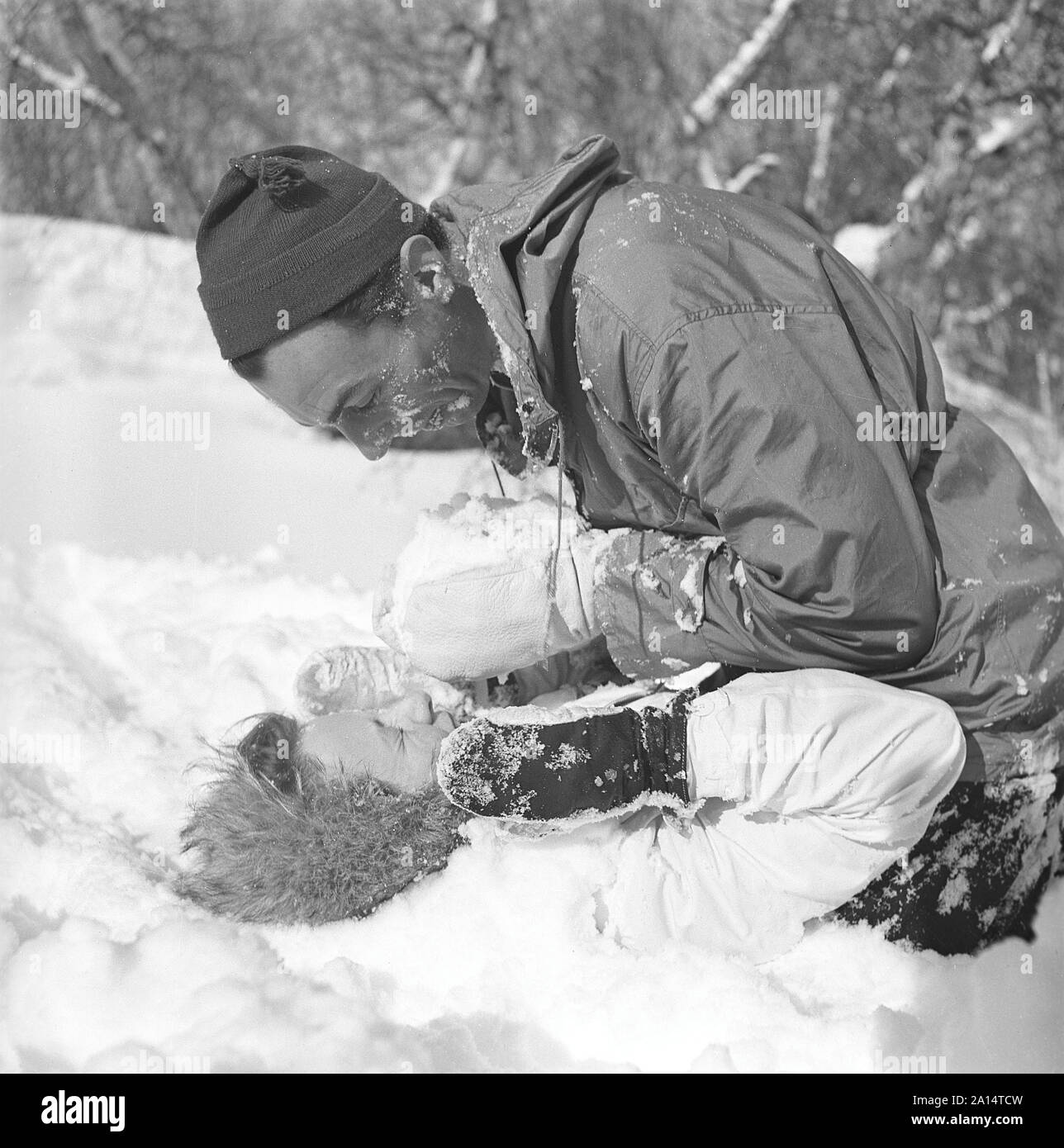 L'hiver dans les années 40. Acteur Nils Kihlberg, 1915-1965 est photographié ici avec son épouse Ann-Britt. Ils sont tous deux portant des vêtements d'hiver et joue dans la neige en riant. Suède 1943. Kristoffersson Ref D71-3 Banque D'Images