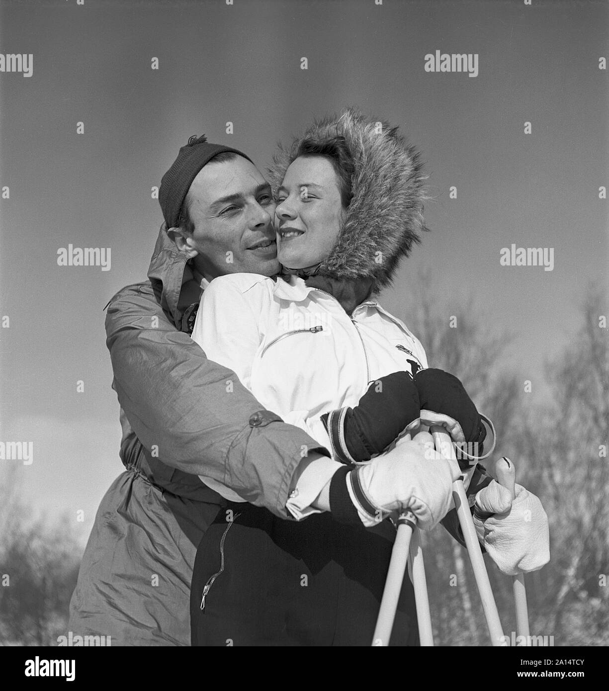 L'hiver dans les années 40. Acteur Nils Kihlberg, 1915-1965 est photographié ici avec son épouse Ann-Britt. Ils sont tous deux portant des vêtements d'hiver et les skis. Suède 1943. Kristoffersson Ref D72-3 Banque D'Images
