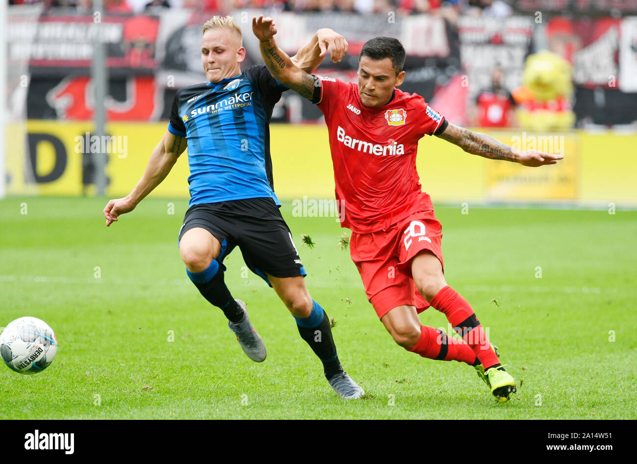 BayArena Leverkusen Allemagne, 17.8.2019, Football : Saison de Bundesliga 2019-2020 journée 1, Bayer 04 Leverkusen (LEV, rouge) vs FC Paderborn (APB, bleu), Kai Proger (PDB), Charles Aranguiz (LEV) DFL RÈGLEMENT INTERDIT TOUTE UTILISATION DES PHOTOGRAPHIES COMME DES SÉQUENCES D'IMAGES ET/OU QUASI-vidéo Banque D'Images
