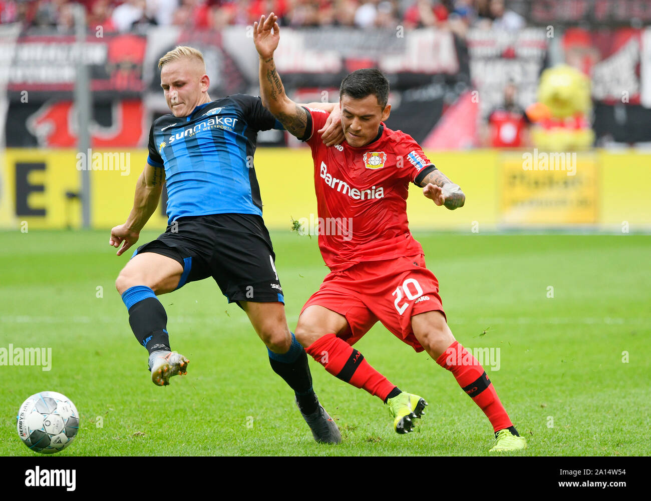 BayArena Leverkusen Allemagne, 17.8.2019, Football : Saison de Bundesliga 2019-2020 journée 1, Bayer 04 Leverkusen (LEV, rouge) vs FC Paderborn (APB, bleu), Kai Proger (PDB), Charles Aranguiz (LEV) DFL RÈGLEMENT INTERDIT TOUTE UTILISATION DES PHOTOGRAPHIES COMME DES SÉQUENCES D'IMAGES ET/OU QUASI-vidéo Banque D'Images