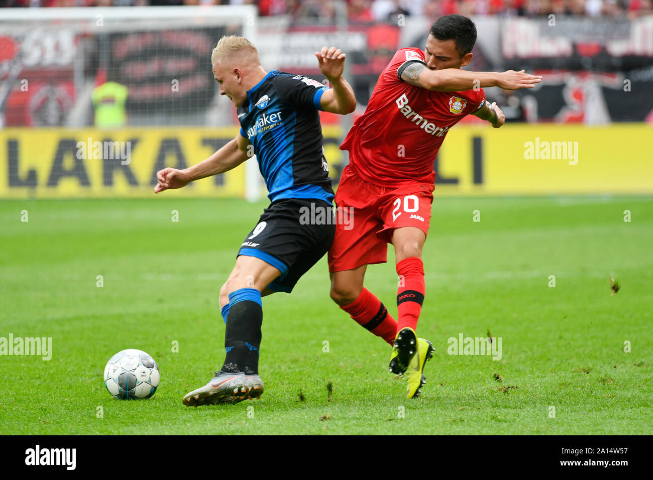 BayArena Leverkusen Allemagne, 17.8.2019, Football : Saison de Bundesliga 2019-2020 journée 1, Bayer 04 Leverkusen (LEV, rouge) vs FC Paderborn (APB, bleu), Kai Proger (PDB), Charles Aranguiz (LEV) DFL RÈGLEMENT INTERDIT TOUTE UTILISATION DES PHOTOGRAPHIES COMME DES SÉQUENCES D'IMAGES ET/OU QUASI-vidéo Banque D'Images