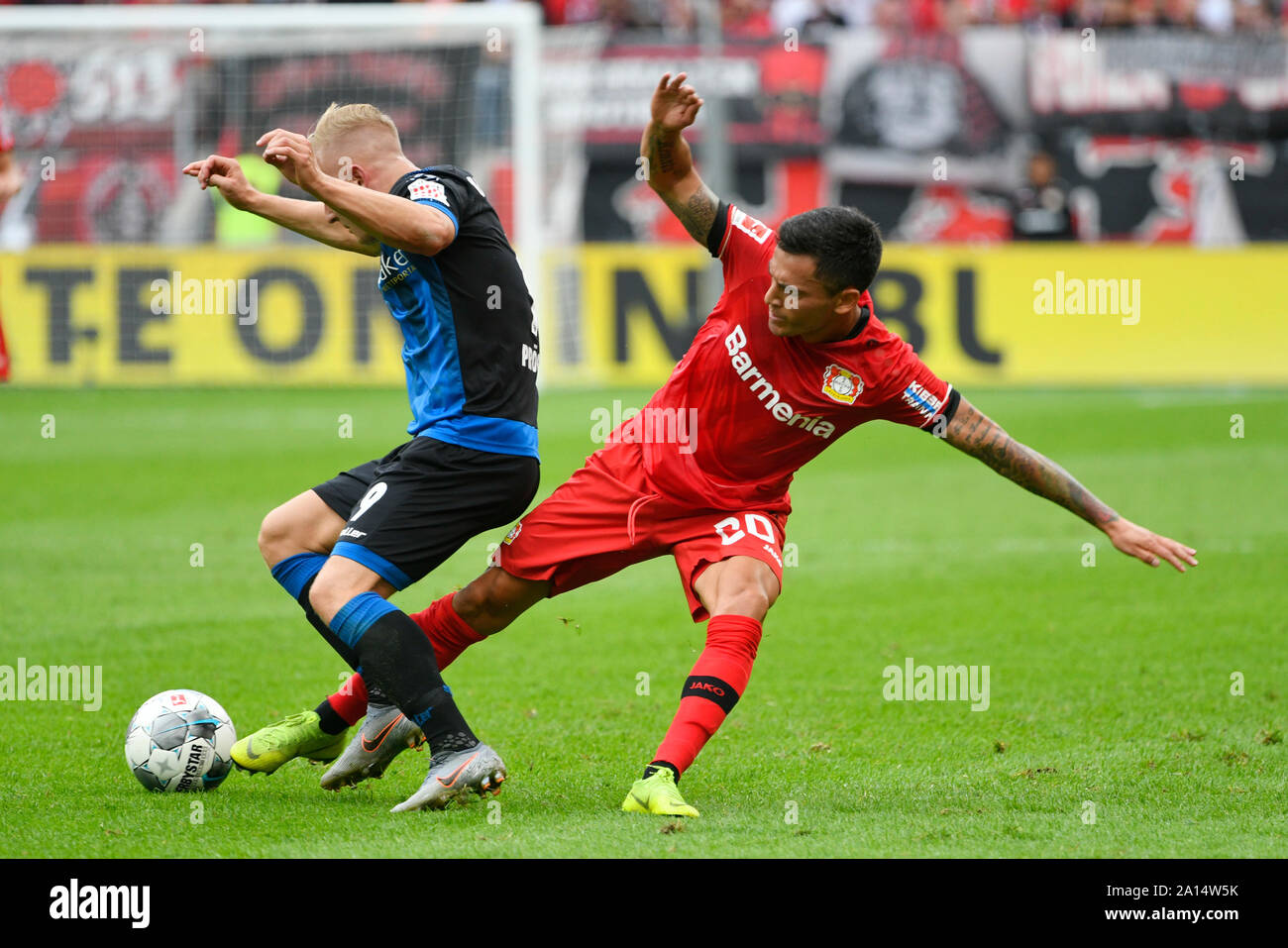 BayArena Leverkusen Allemagne, 17.8.2019, Football : Saison de Bundesliga 2019-2020 journée 1, Bayer 04 Leverkusen (LEV, rouge) vs FC Paderborn (APB, bleu), Kai Proger (PDB), Charles Aranguiz (LEV) DFL RÈGLEMENT INTERDIT TOUTE UTILISATION DES PHOTOGRAPHIES COMME DES SÉQUENCES D'IMAGES ET/OU QUASI-vidéo Banque D'Images