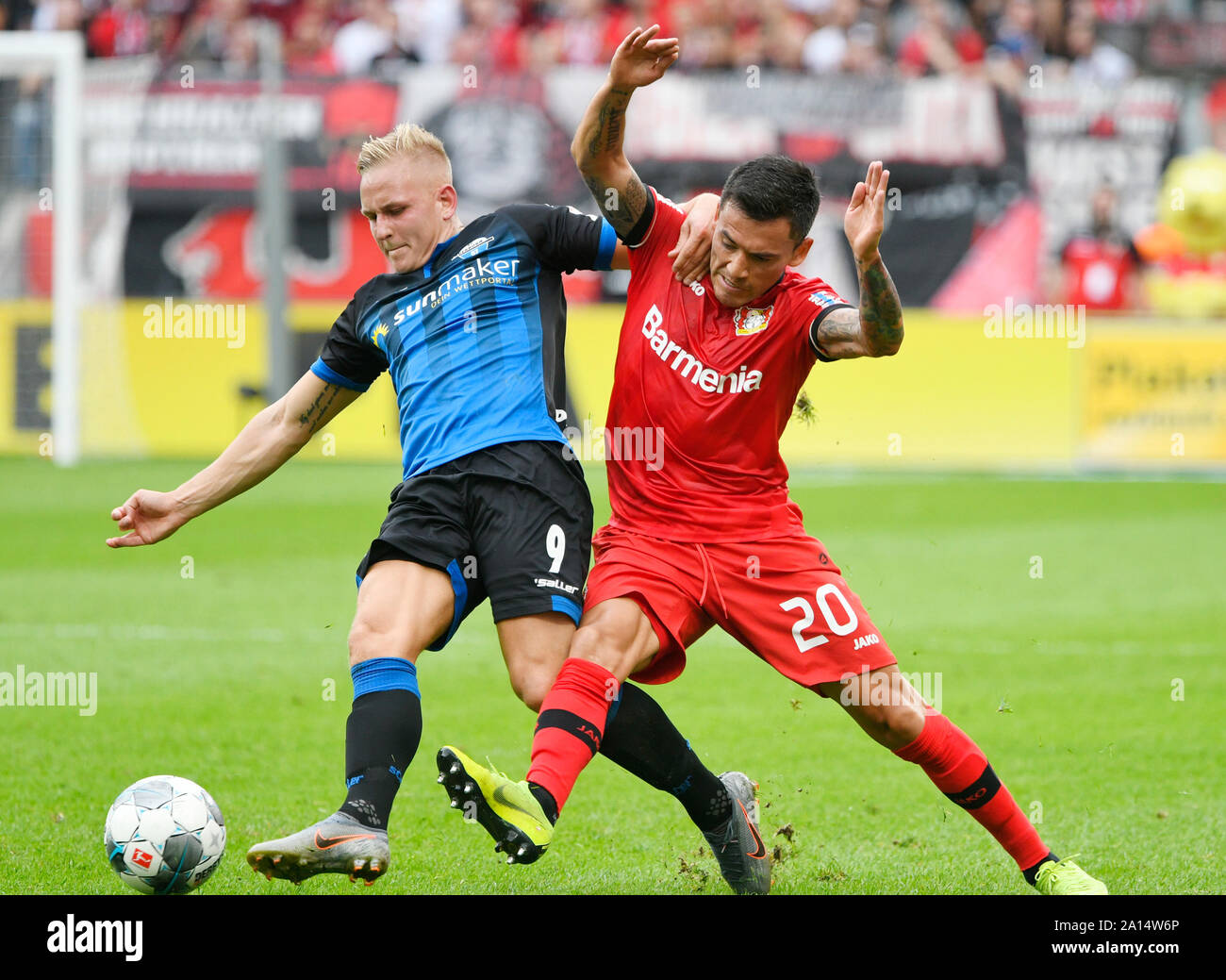BayArena Leverkusen Allemagne, 17.8.2019, Football : Saison de Bundesliga 2019-2020 journée 1, Bayer 04 Leverkusen (LEV, rouge) vs FC Paderborn (APB, bleu), Kai Proger (PDB), Charles Aranguiz (LEV) DFL RÈGLEMENT INTERDIT TOUTE UTILISATION DES PHOTOGRAPHIES COMME DES SÉQUENCES D'IMAGES ET/OU QUASI-vidéo Banque D'Images